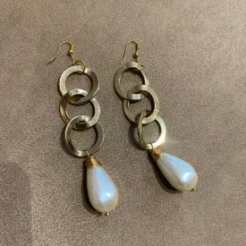 Chain pearl hoop earrings