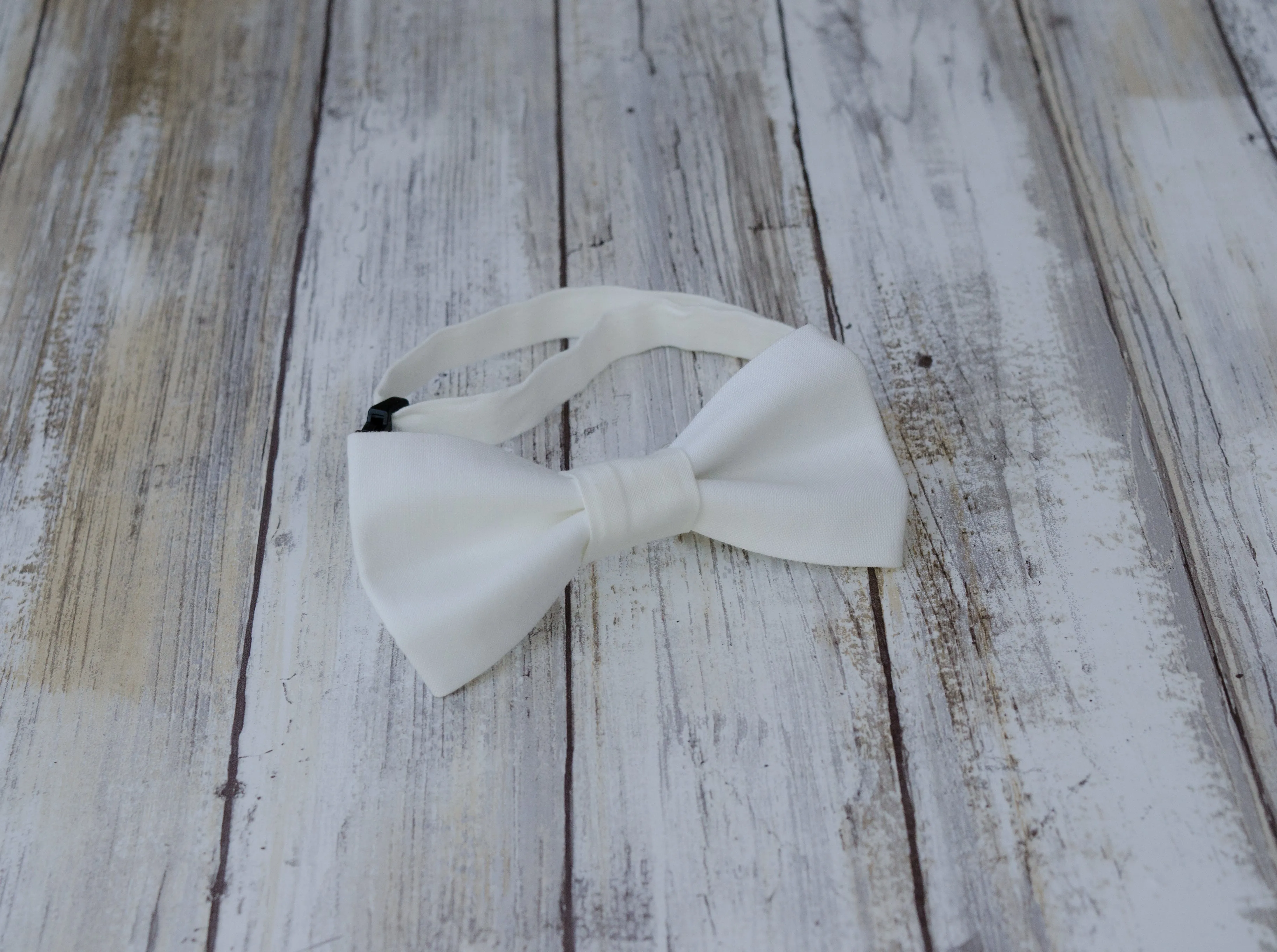 Off White Bow Tie (200)